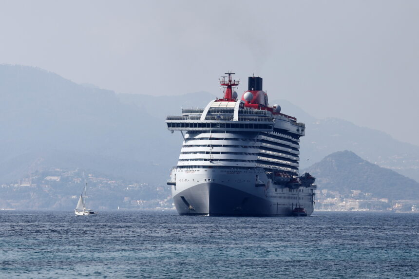 What is known about the norovirus outbreak on a cruise ship with more than a hundred patients that will return to Florida