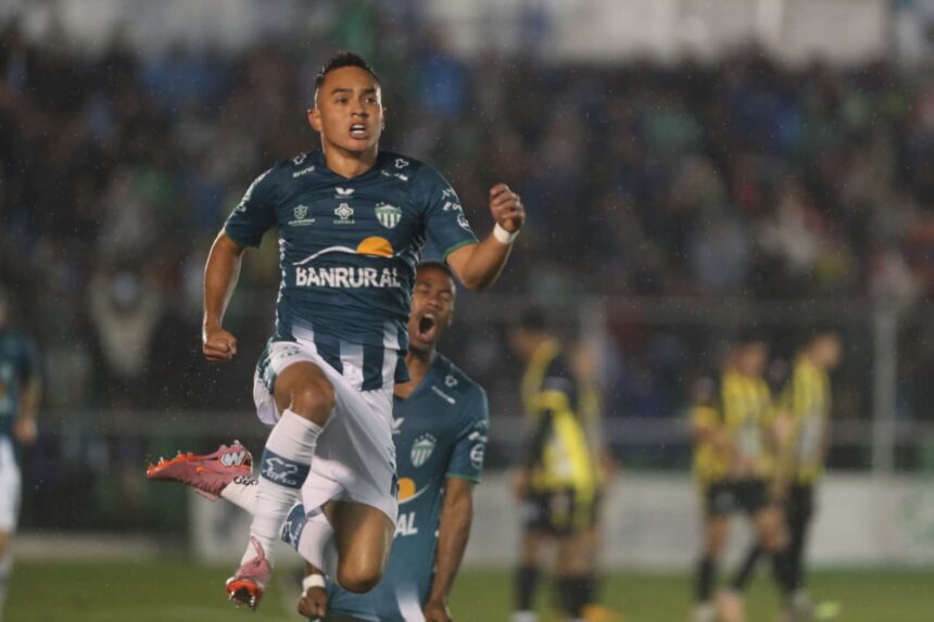 Will Óscar Santis play in Malaysia? Mauricio Tapia reveals the future of the Antigua player