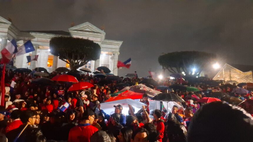 Xelajú lights up Quetzaltenango with a massive flag before the final against Municipal
