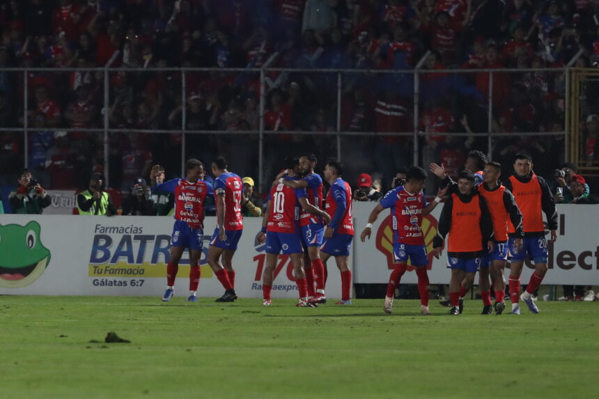 beat Comunicaciones 2-0 and will face Municipal for the title