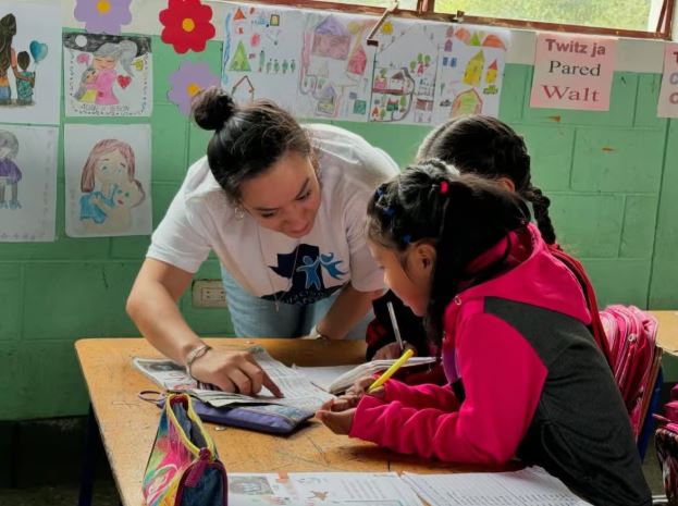 the Guatemalan doctor who promotes education and health projects from the US the Guatemalan doctor who promotes education and health projects from the US