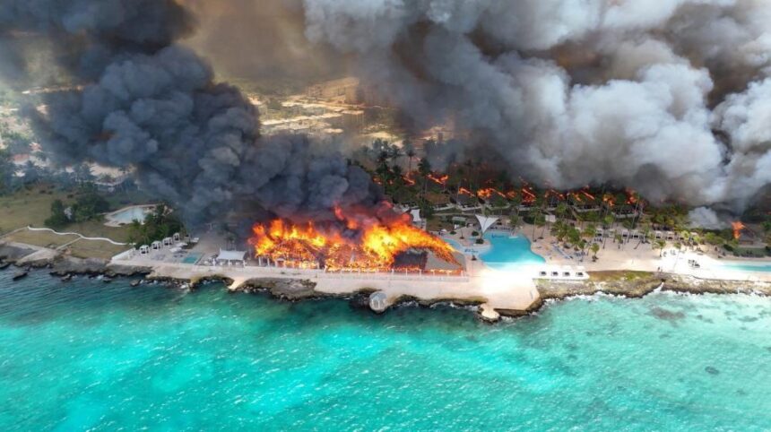 A woman dies and 1,700 tourists are evacuated in the Dominican Republic due to a raging fire in a luxury hotel A woman dies and 1,700 tourists are evacuated in the Dominican Republic due to a raging fire in a luxury hotel