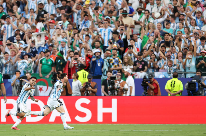 Argentina starts the defense of the title with a triplet from Messi and another historic mark