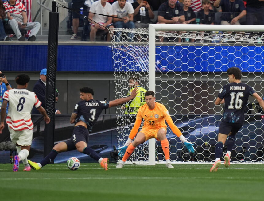 Damián Bobadilla scores the first own goal of the 2026 World Cup and puts the United States ahead Damián Bobadilla scores the first own goal of the 2026 World Cup and puts the United States ahead