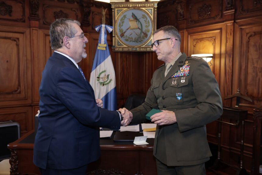 “Guatemala is not willing to give up its borders,” says Arévalo after meeting with the head of the Southern Command