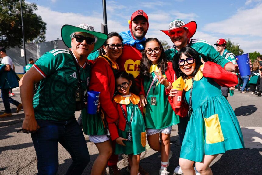 Guatemalans join the “Chespiritomania” in the 2026 World Cup and supported Mexico dressed as Chapulín Colorado