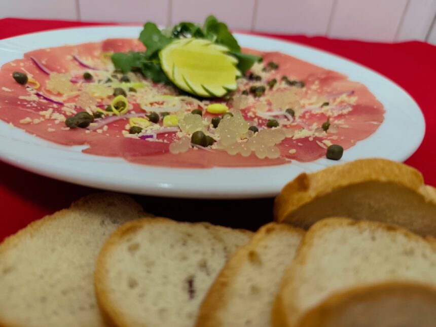 How to prepare a delicious sirloin carpaccio with gelled lemon spheres