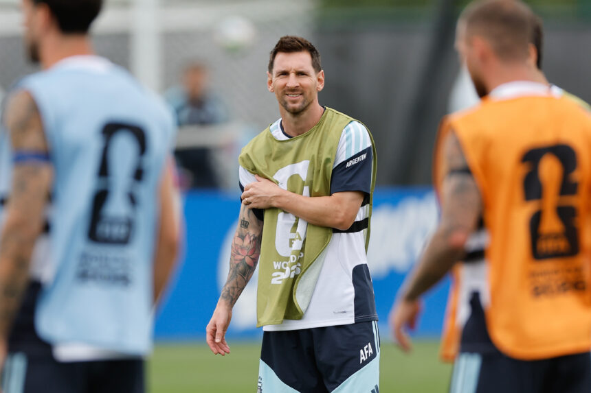 “If it’s Messi’s turn…” the hilarious moment that Leo starred in with an envelope of World Cup stamps