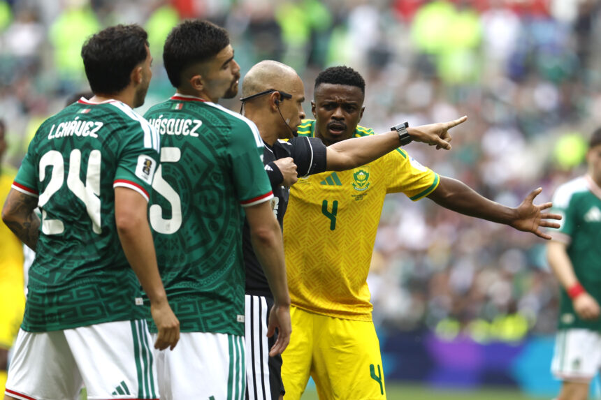 Mexico beats South Africa in a debut marked by three expulsions and the intervention of the VAR Mexico beats South Africa in a debut marked by three expulsions and the intervention of the VAR
