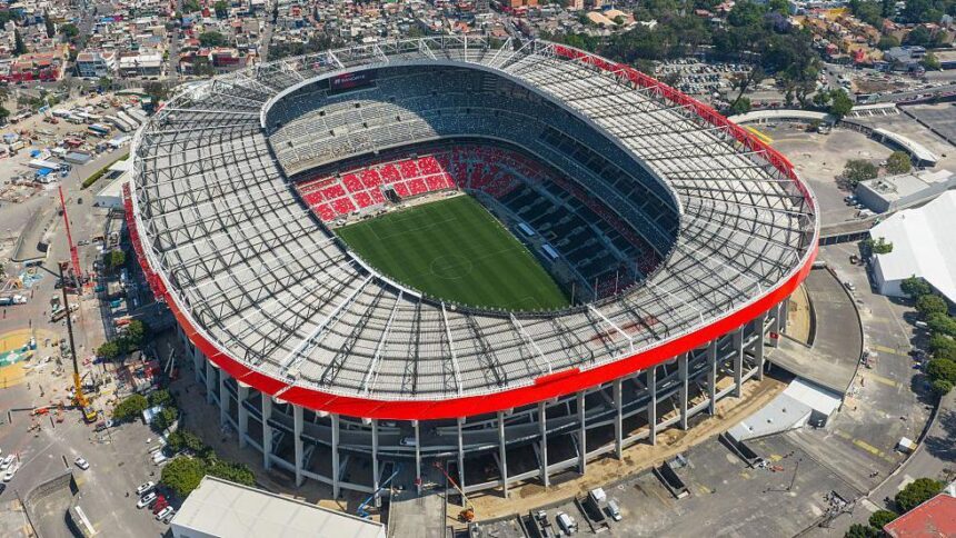 Neighbors sell vehicle access near the Azteca Stadium and these are the prices