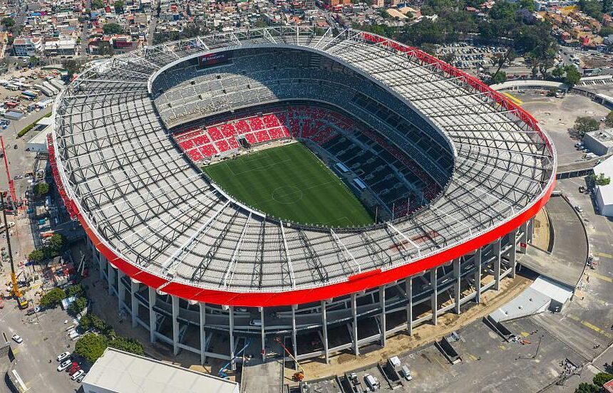 Neighbors sell vehicle access near the Azteca Stadium and these are the prices