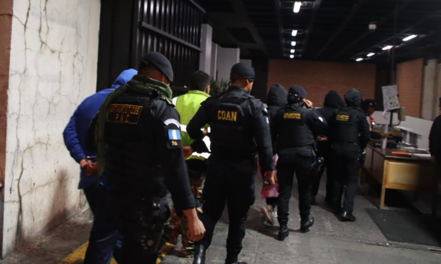 Operations against drug dealing leave eight detainees and the seizure of cash and ammunition