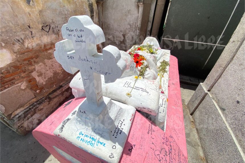 Prayers for Cristiano Ronaldo at Vanushka’s grave