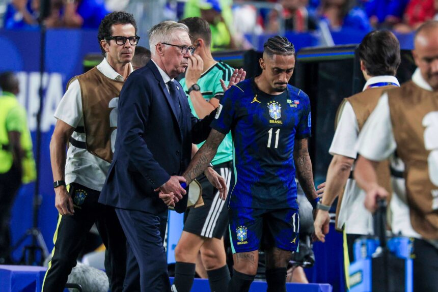 Raphinha leaves the game against Haiti due to an injury