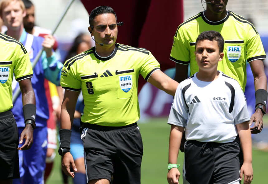 Saíd Martínez debuts as central referee and signals the first penalty of the World Cup Saíd Martínez debuts as central referee and signals the first penalty of the World Cup