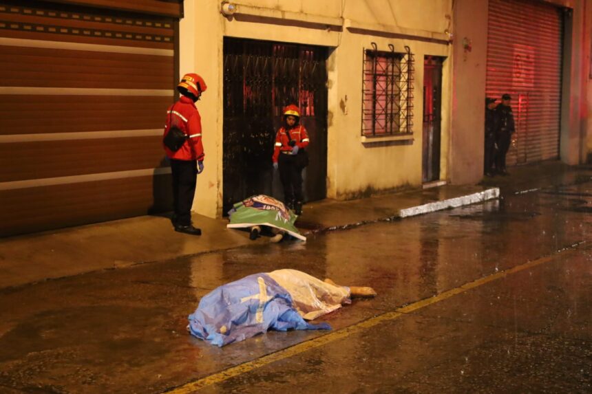 Subjects dressed as police officers break into a home and execute three people in zone 3 of the capital Subjects dressed as police officers break into a home and execute three people in zone 3 of the capital