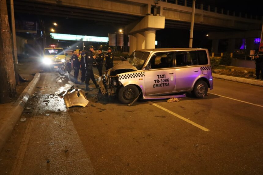 Taxi driver flees after hitting a pole on the San Juan road; seven injured