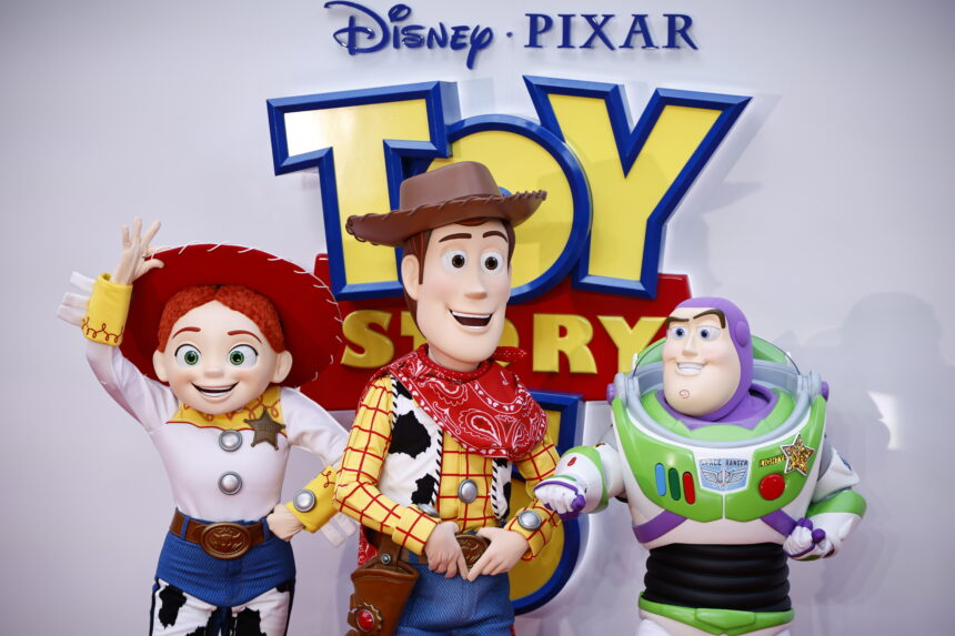 Taylor Swift premieres “I Knew It, I Knew You” live during Toy Story 5 preview Taylor Swift premieres “I Knew It, I Knew You” live during Toy Story 5 preview