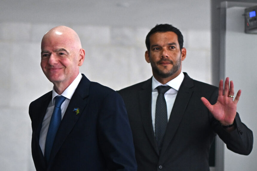 They accuse the president of the Federation of going with his lover to the World Cup