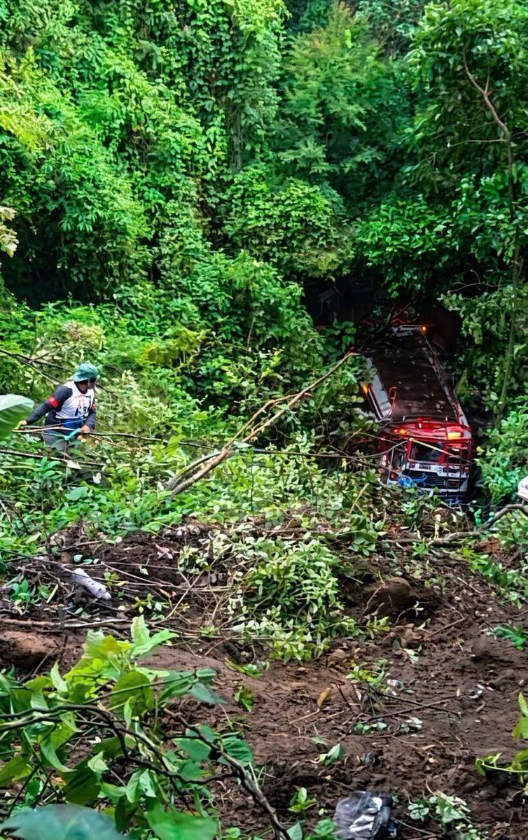 Transport bus “Xoyita” falls to the bottom of a ravine on the route to Los Encuentros in Chichicastenango Transport bus “Xoyita” falls to the bottom of a ravine on the route to Los Encuentros in Chichicastenango