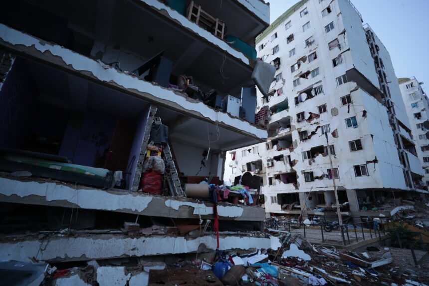Trump, Bukele and Sheinbaum offer help after 164 deaths and almost a thousand injuries