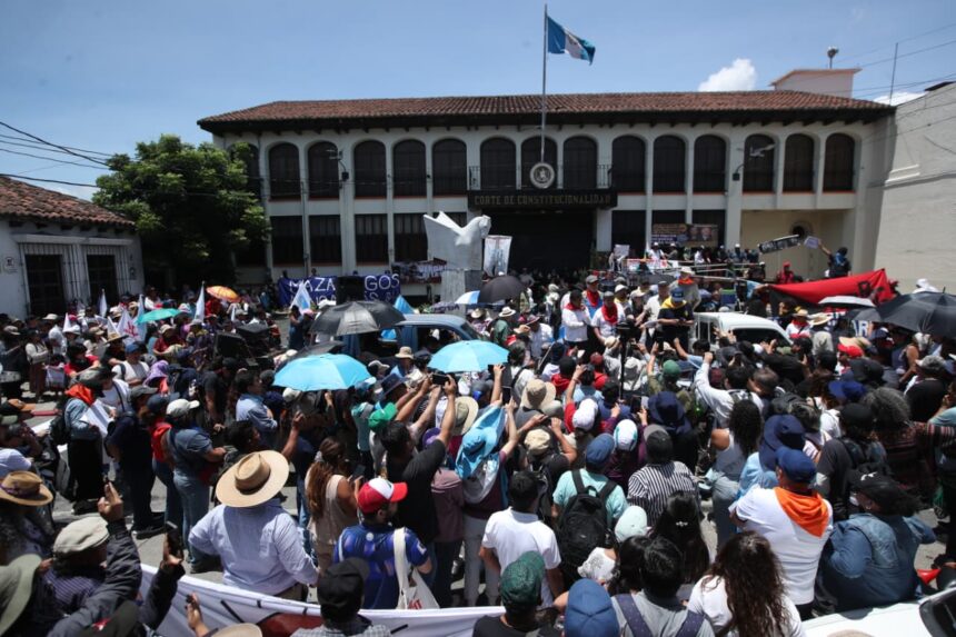 University students march to the CC to reject the re-election of Wálter Mazariegos as rector of the USAC