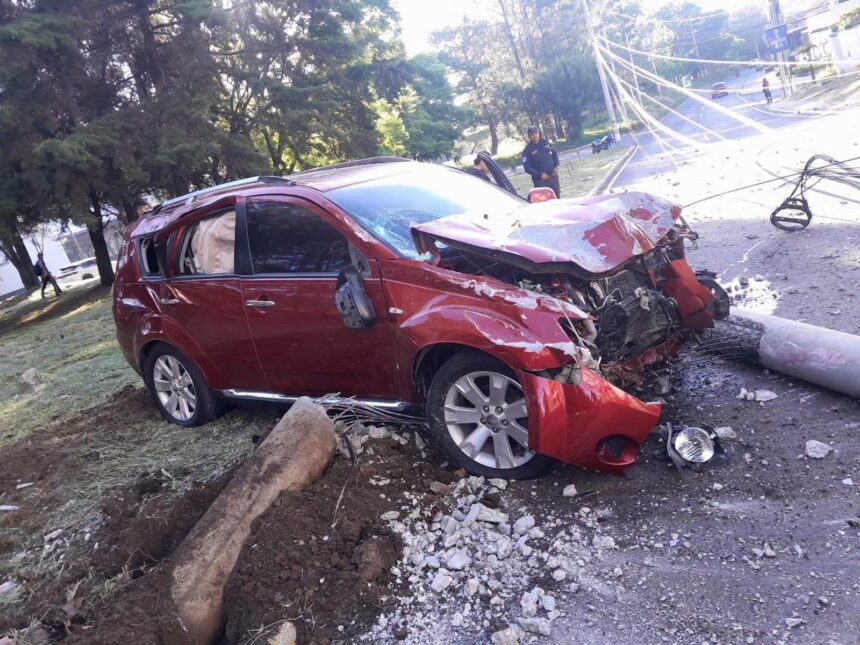 Vehicle knocks down pole and leaves sectors of Ciudad San Cristóbal, Mixco without electricity