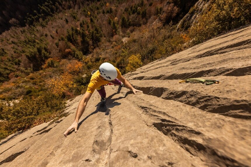 Videos show moment when the “Spiderman of Yemen” falls into a volcanic crater and dies