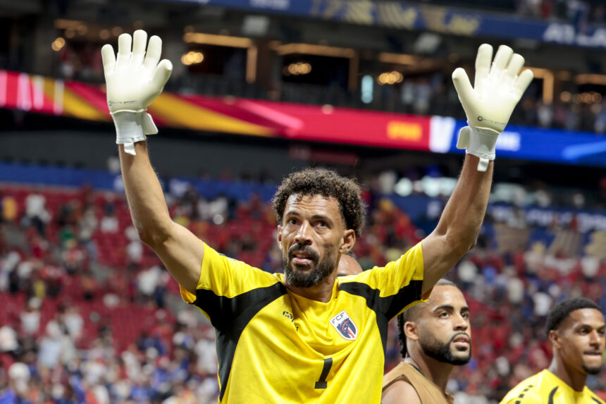 Vozinha’s mother obtains a visa to see him play in the World Cup