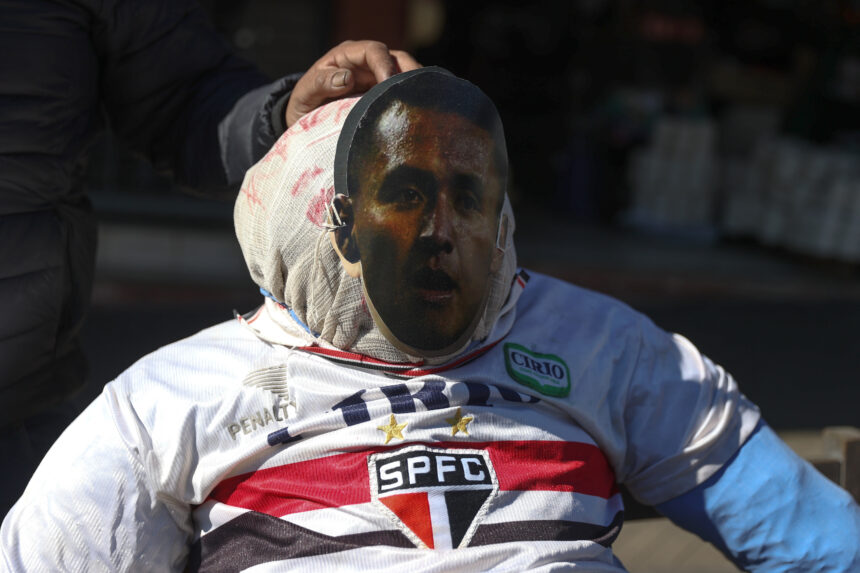 turns the Salvadoran referee, Iván Barton into a ‘Judas Kai’ and burns a piñata with his photograph