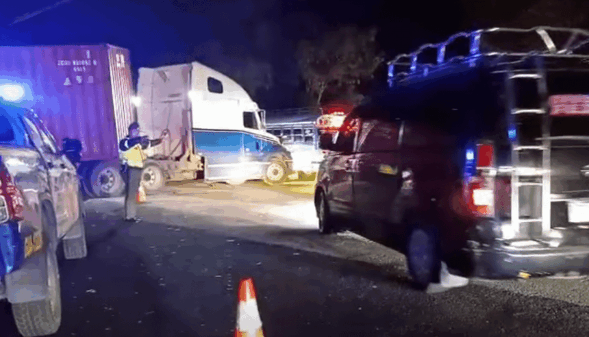 Accident between trailer and pick-up truck causes traffic complications on the route to El Salvador