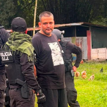 Agents are injured during their capture