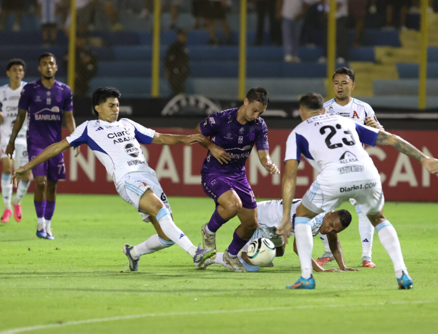 Alianza defeats Antigua in a match that was defined in the final stretch of the Central American Cup Alianza defeats Antigua in a match that was defined in the final stretch of the Central American Cup