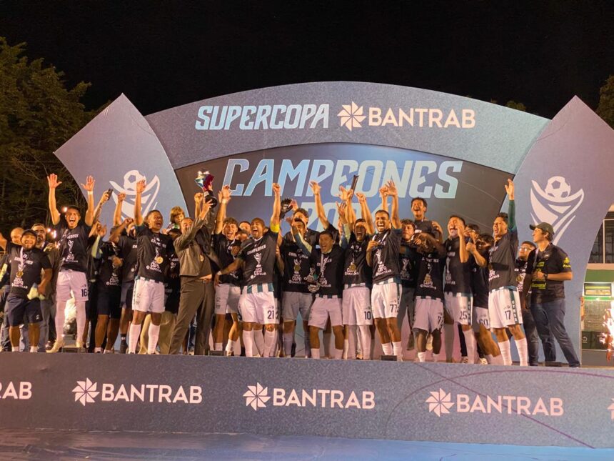 Antigua GFC is crowned champion of the Bantrab Super Cup after beating Aurora on penalties