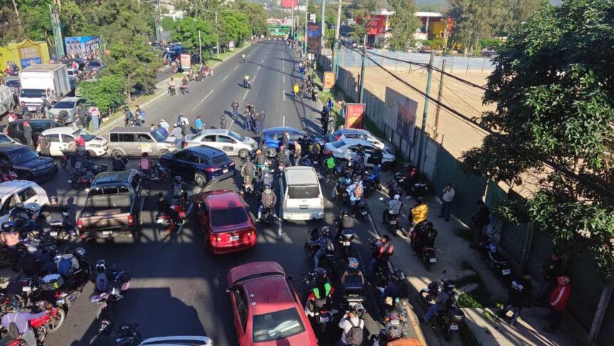 Blockade of taxi drivers due to fuel increases paralyzes traffic on the Roosevelt Road Blockade of taxi drivers due to fuel increases paralyzes traffic on the Roosevelt Road