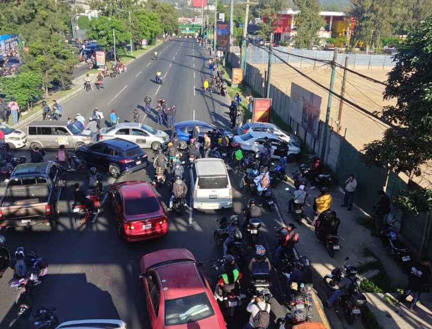 Blockade of taxi drivers due to fuel increases paralyzes traffic on the Roosevelt Road Blockade of taxi drivers due to fuel increases paralyzes traffic on the Roosevelt Road