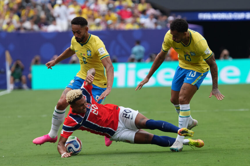 Did he arrive alone? Who was the only player from Brazil who returned to Rio de Janeiro on the national team plane