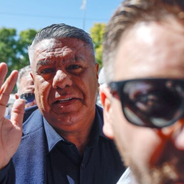 Did the FBI seize the phone of Chiqui Tapia, president of the AFA, to investigate him?