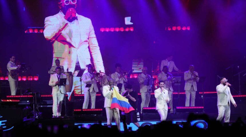 Grupo Niche sends a message to its team during the concert it offered in Guatemala Grupo Niche sends a message to its team during the concert it offered in Guatemala