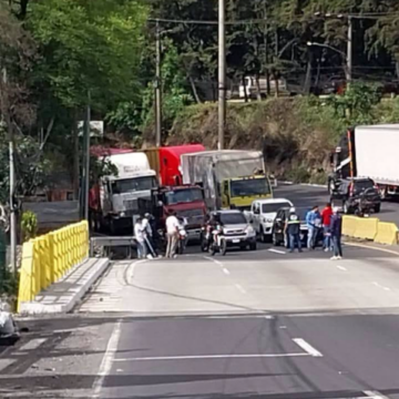 Heavy transport caravan complicates traffic entering the capital on the route to the Pacific
