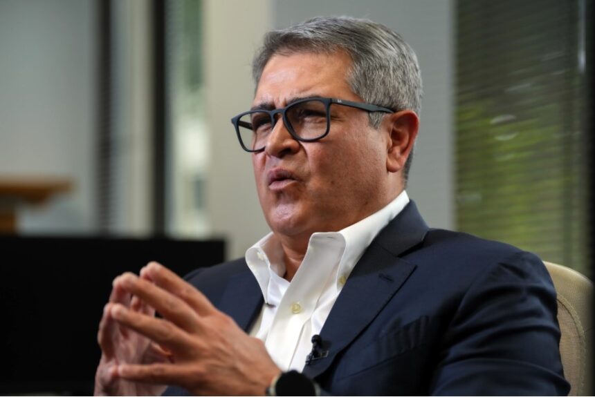 Juan Orlando Hernández returns to Honduras and puts justice to the test