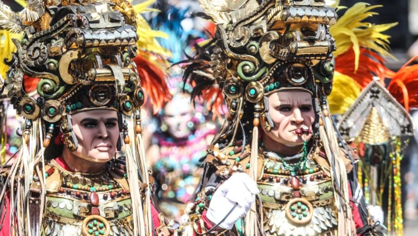 Learn about the two routes, the maps and the best points to enjoy the parade