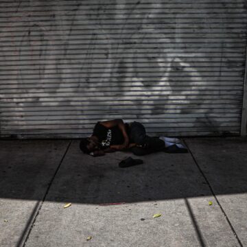 Miami approves a rule that allows homeless people to be arrested for sleeping on the street