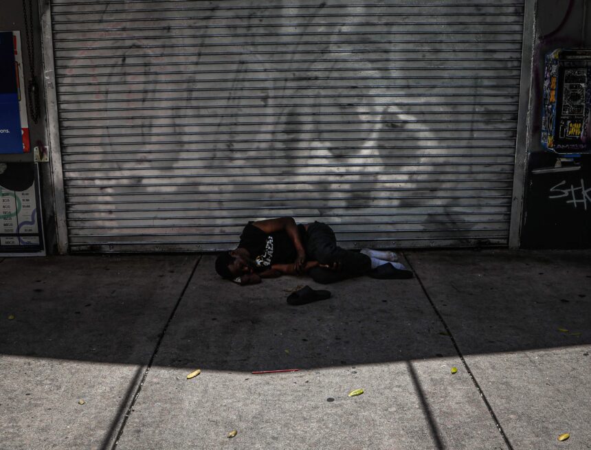 Miami approves a rule that allows homeless people to be arrested for sleeping on the street