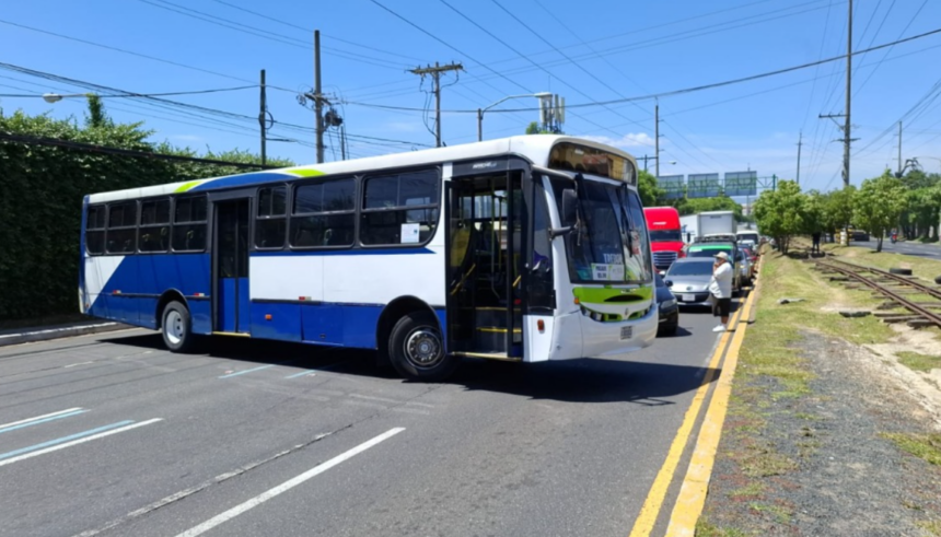Protesters block Atanasio Tzul road and Petapa avenue due to increase in fuel prices