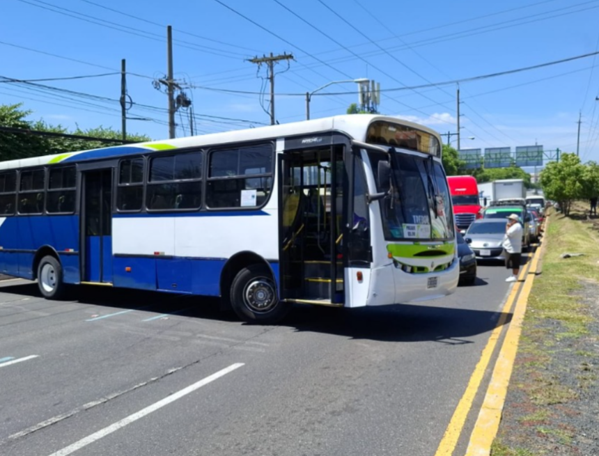 Protesters block Atanasio Tzul road and Petapa avenue due to increase in fuel prices