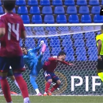 Sebastián Liceaga’s tough tackle leaves Mexico without its goalkeeper to face Guatemala