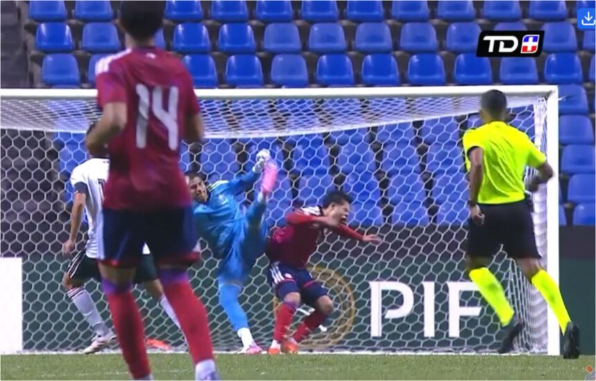 Sebastián Liceaga’s tough tackle leaves Mexico without its goalkeeper to face Guatemala