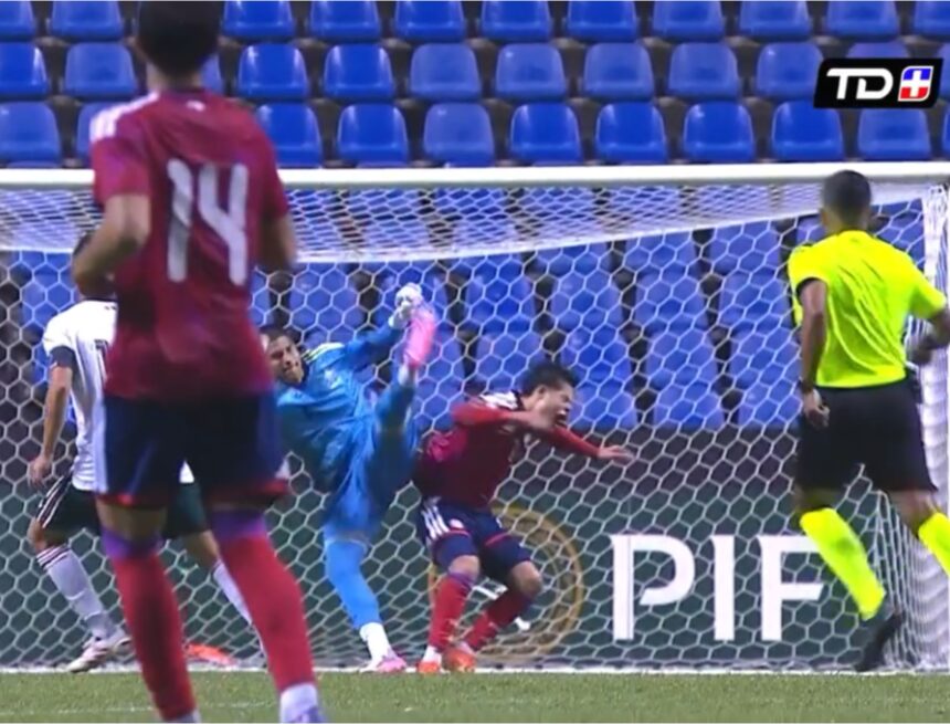 Sebastián Liceaga’s tough tackle leaves Mexico without its goalkeeper to face Guatemala Sebastián Liceaga’s tough tackle leaves Mexico without its goalkeeper to face Guatemala