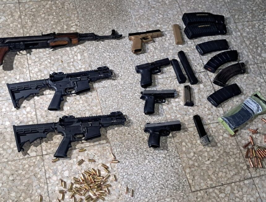 They capture an alleged suspect involved in triple homicide and confiscate rifles, pistols and ammunition They capture an alleged suspect involved in triple homicide and confiscate rifles, pistols and ammunition